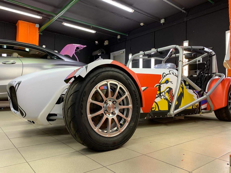 Полная оклейка спортивного автомобиля в патриотичном стиле